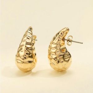 NWOT ASOS Tear Drop Hammered Stud Earrings in Gold